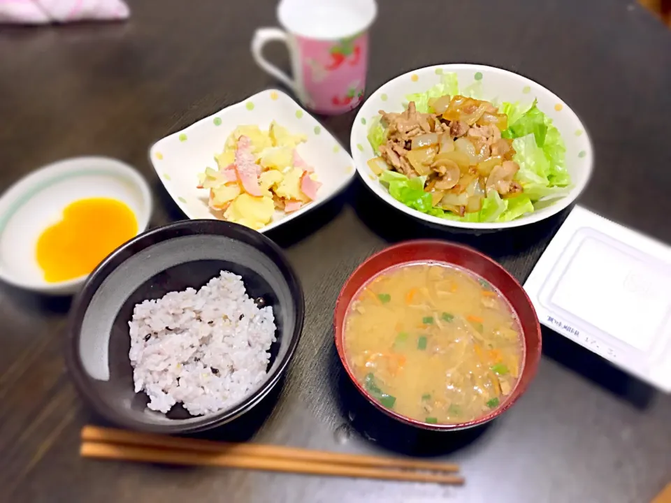 Snapdishの料理写真:2016.3.6.の晩ご飯。豚汁。納豆ご飯(16穀米)。豚の生姜焼き。ポテサラ。|まち。さん