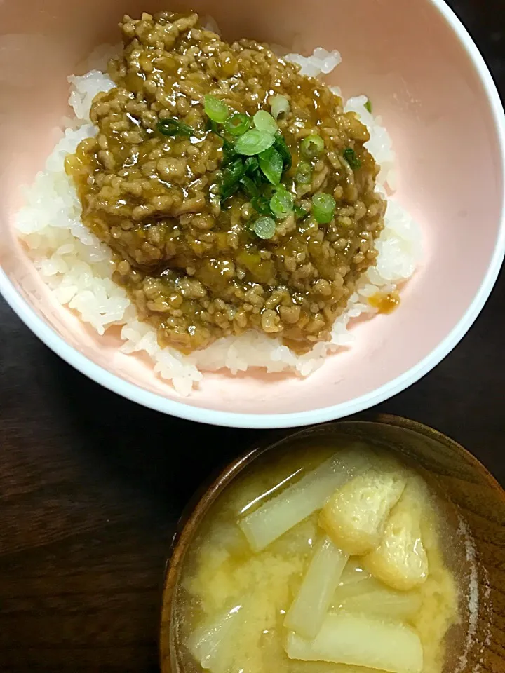 #豚ひき肉の餡かけ丼 #お味噌汁 #唐揚げ|やくもさん