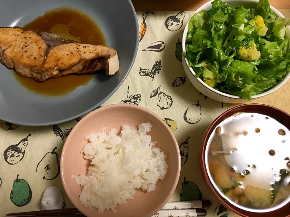 はまちの照り焼き バターのせ
やみつきブロッコリーサラダ
きのことわかめの味噌汁|はなおさん