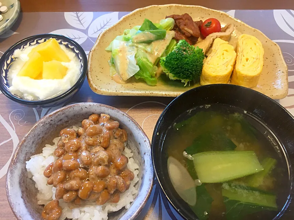 Snapdishの料理写真:朝ごはん  大根と小松菜の味噌汁、納豆
卵焼き、茹でキャベツとブロッコリー、はんぺんと揚げの煮物、プチトマト、パイナップル添えヨーグルト|かよちゃんさん