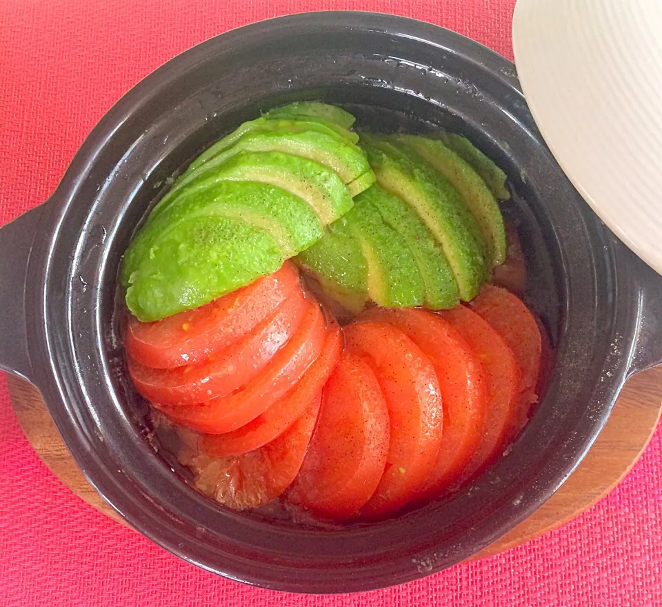 アボカド🥑トマト🍅
小鍋ちゃんの土鍋でホットサラダ🥗
旨旨( ◠‿◠ )
オリーブオイルと塩こしょう
レンジで7分GOOD🎵💖|はみちゃんさん