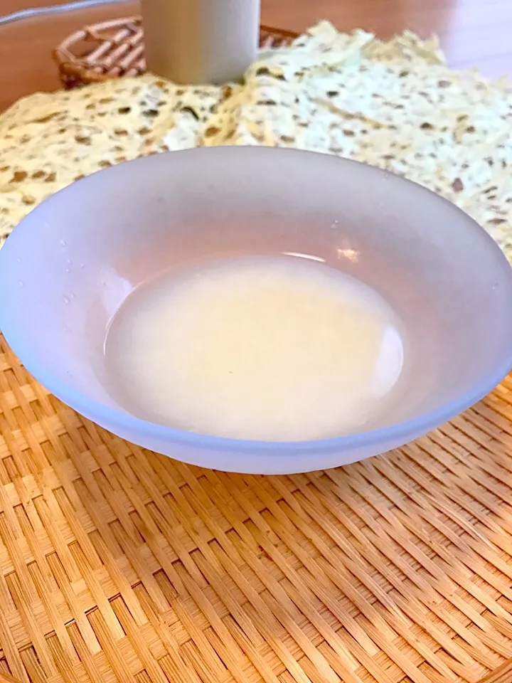 いきなり😋炊飯器で ほっとけ甘酒。麹と水を炊飯器に入れ、混ぜたらほっとけ8時間で完成甘酒。|Kumi_loveさん