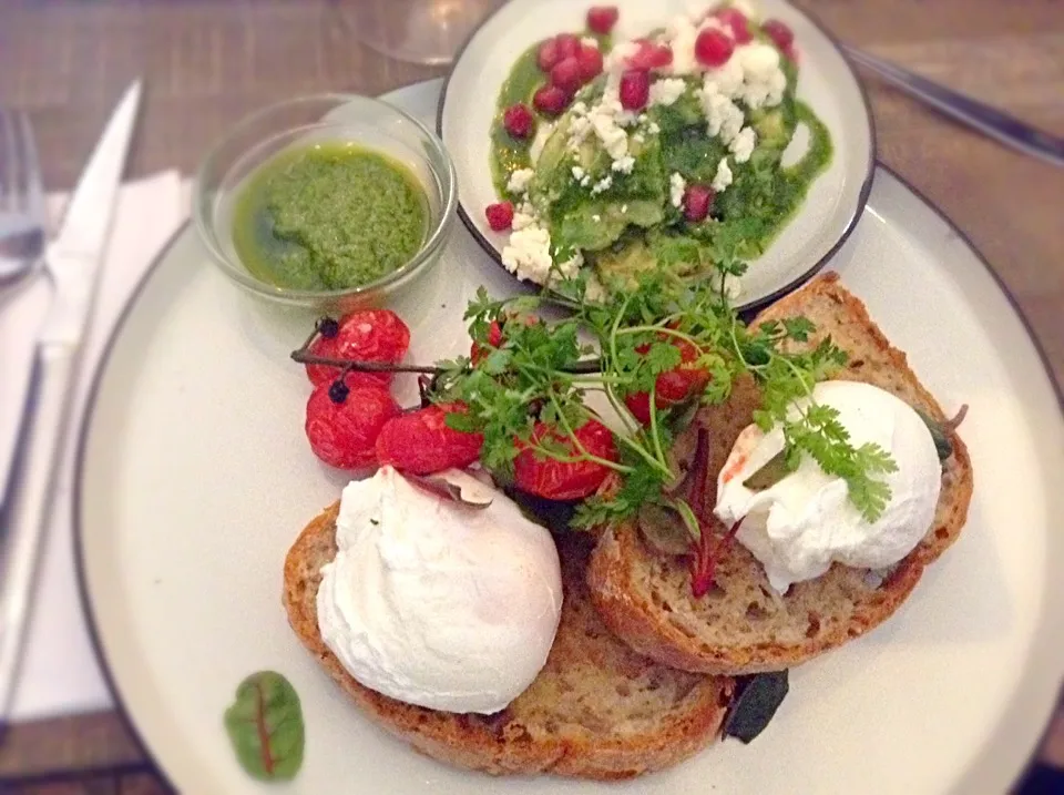 Avo, pesto, grilled cherry tomatoes, a thick slice of sour dough and poached eggs|Mistaleさん