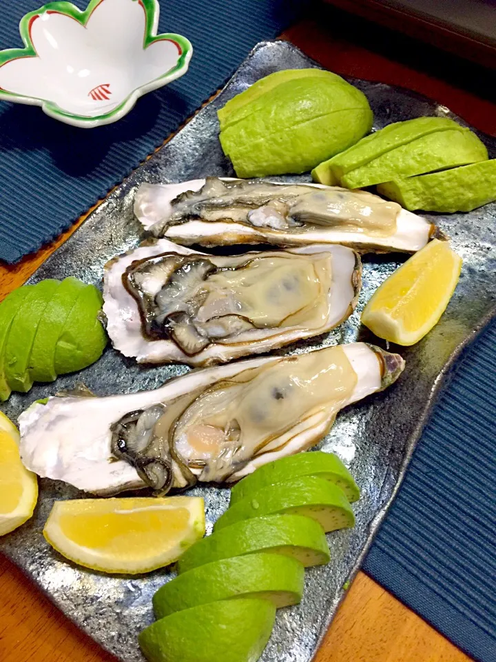 三陸産生牡蠣とアボカド🥑盛り合わせ💕レモンはセルフで好きにやって👍🏻|Blueberry🫐さん