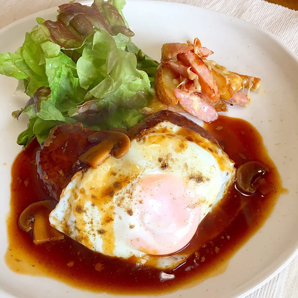 煮込みハンバーグ
フライドポテトとソーセージのチーズ絡め|もこうさぎさん