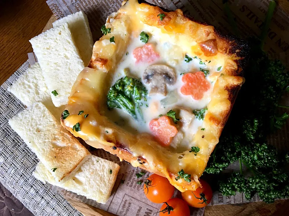 Snapdishの料理写真:✨Today's lunch...leftover white stew in a bread bowl,add lots of cheese & grilled ✨今日のランチ...残ったホワイトシチュー、ブレッドホールに入れてチーズたっぷりかけて焼いた😋✨|🌺Sanntina🌺さん