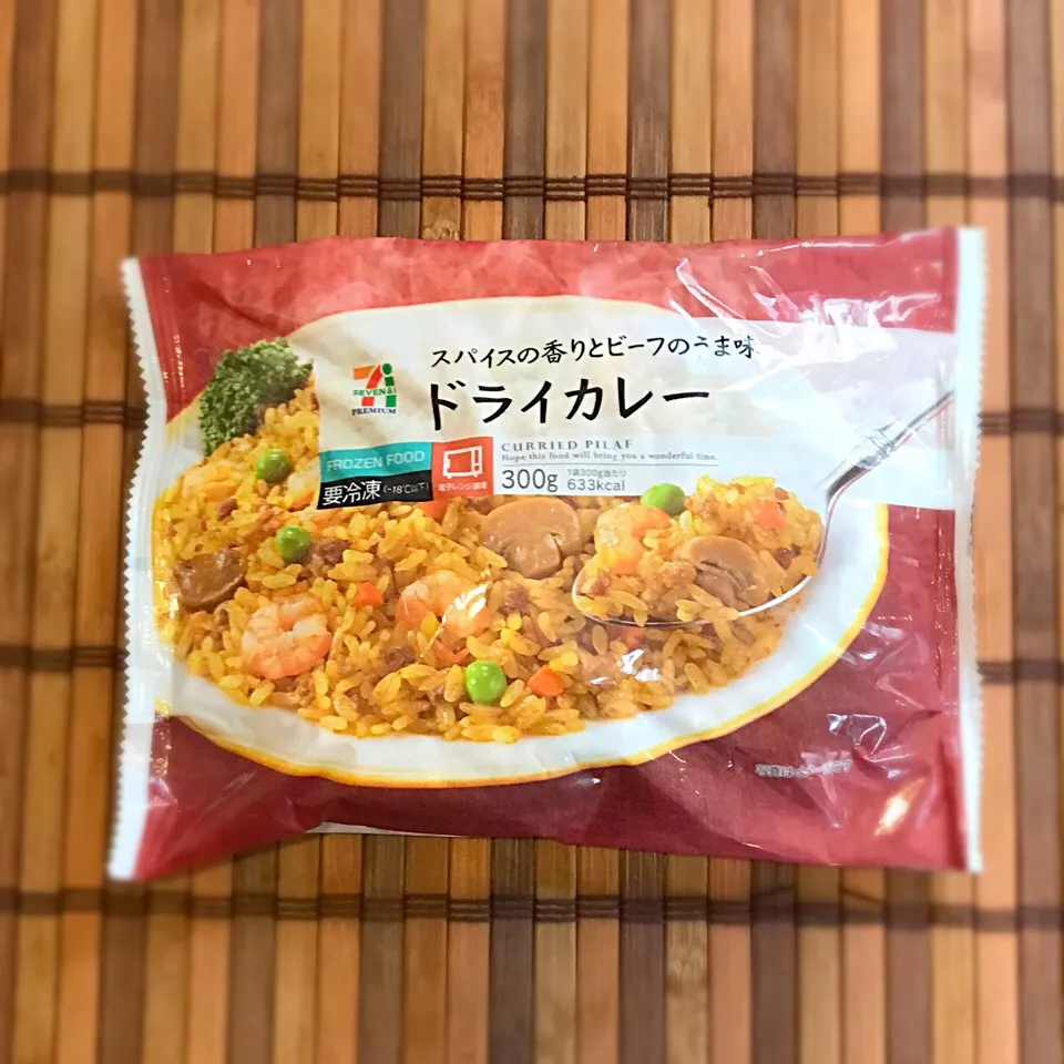 Snapdishの料理写真:【1年1000カレー】2月5日 スパイスの香りとビーフのうまみ ドライカレー／セブンイレブン【No.138/1,000】|かれぇ☆はんたぁさん