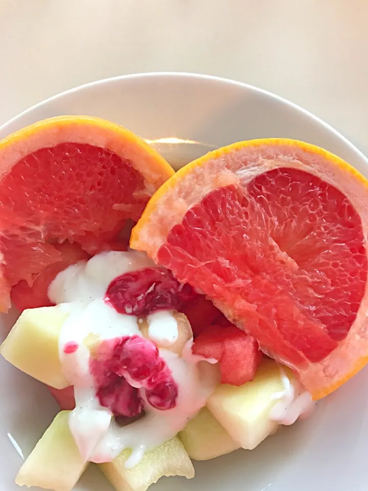 fruit & yoghurt for snack#drcmeal #drcindy #dietitianontravel #dietrestaurant #drcmealcatering #thonhotelkirkenes #aurorachasing|drcmealさん