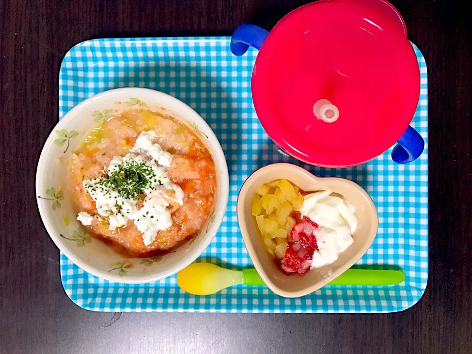 Snapdishの料理写真:3/8❁息子離乳食②DAY64
トマトクリームリゾット
(お粥 大さじ3＋トマト・ささみ・キャベツ・にんじん各小さじ2＋BFホワイトソース＋カッテージチーズ小さじ2)
いちごとりんごヨーグルト 大さじ2.5|つんさん