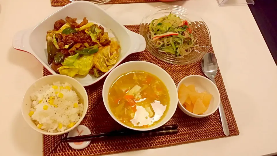 今日の夕食　回鍋肉、春雨サラダ、大根のコチュジャン和え、コーンの炊き込みご飯、酸辣湯|pinknari🐰🌈さん