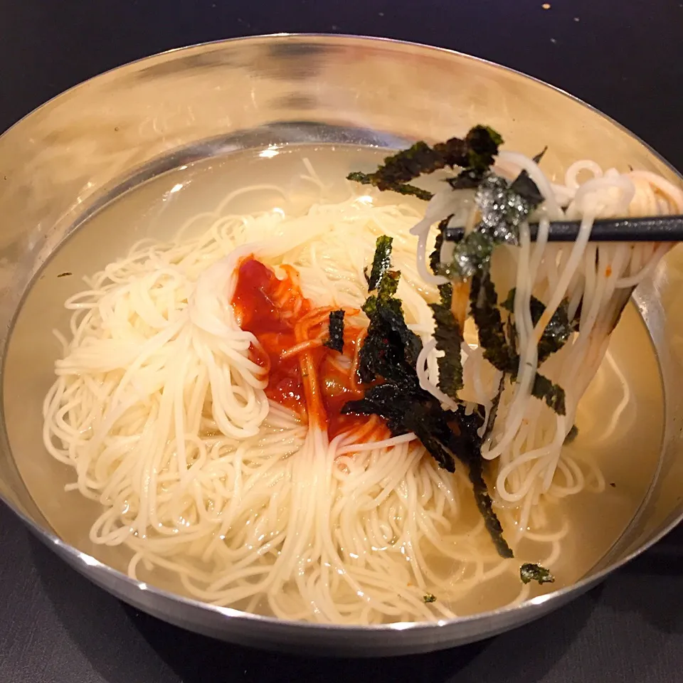 Snapdishの料理写真:手作り韓国冷麺スープで素麺|ヨッチャンさん