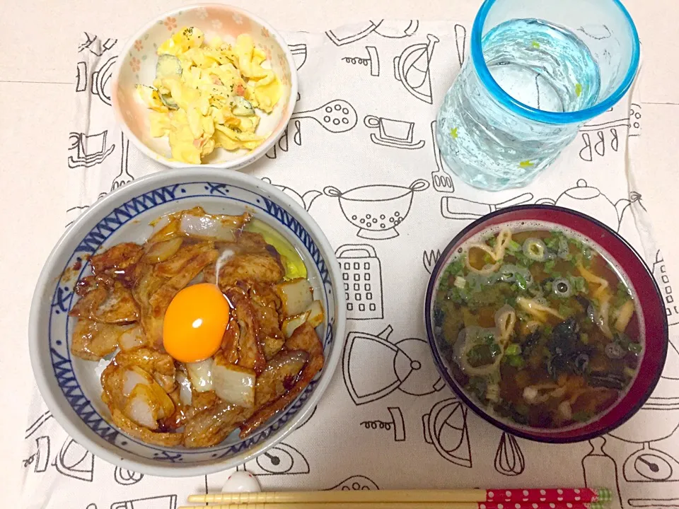 #豚バラスタミナ丼 #卵とマカロニのサラダ  #味噌汁|ゆかさん