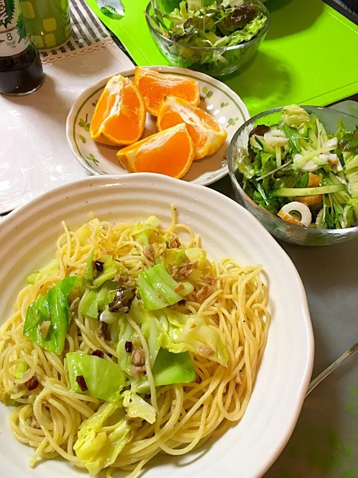 キャベツとツナのペペロンチーノパスタ、生野菜サラダ(サニーレタス、水菜、キュウリ、竹輪) デコポン(*^｡^*)|ライムさん