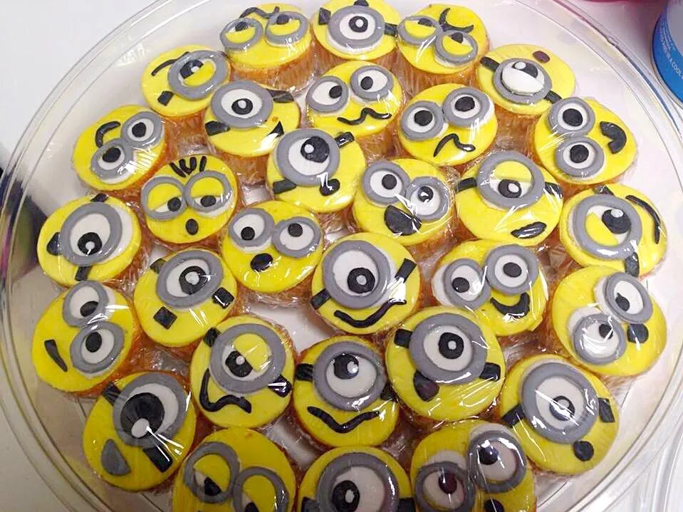 Minions mini cup cake|Valerie Nakadaさん