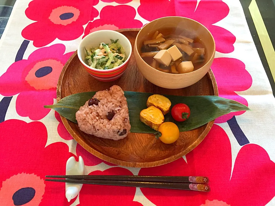 赤飯のおにぎり
キュウリとツナのサラダ
玉子焼き すまし汁|Hitomiさん