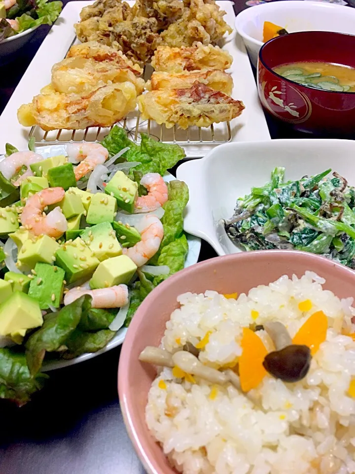 舞茸&ちくわの天ぷら♡ 炊き込みご飯♡ ほうれん草と小松菜の白和え♡ 豚汁♡ えびアボカドサラダ♡|yumikoさん