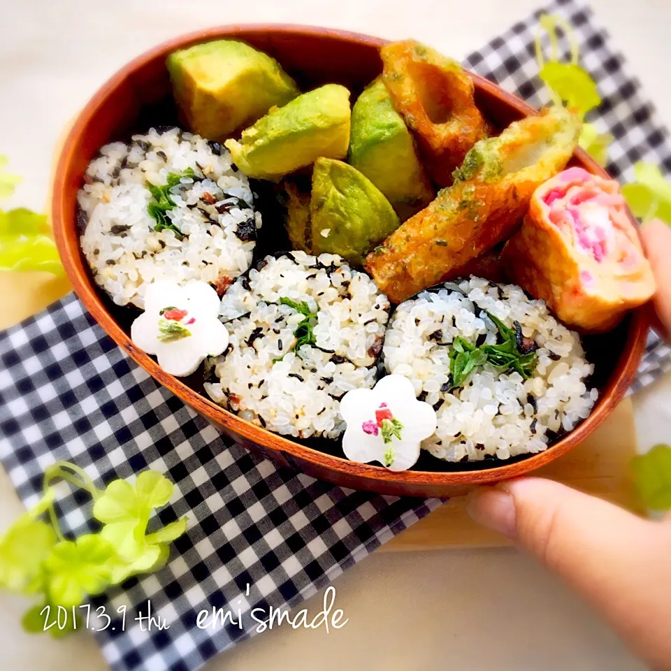 Snapdishの料理写真:今日のおべんと
おかず
☺︎︎アボカドの天ぷら
☺︎︎竹輪の天ぷら
☺︎︎紅生姜入り卵焼き
☺︎︎大根の浅漬け
☺︎︎梅ひじき入り海苔巻き|えみぃさん