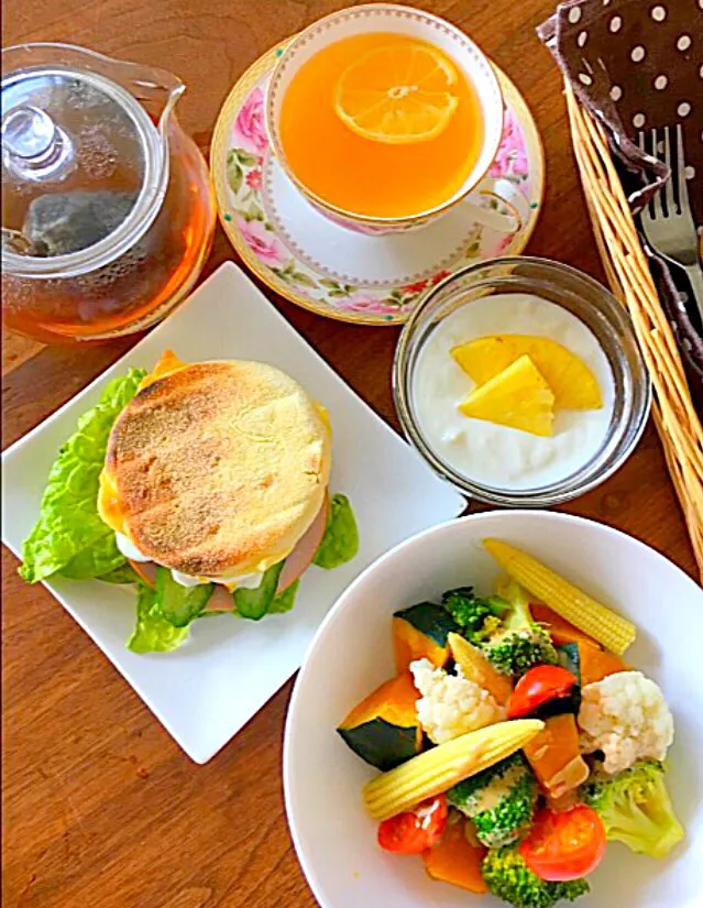 モーニングはホット野菜サラダ
ハムエッグチーズマフィン🌸|市川食堂さん