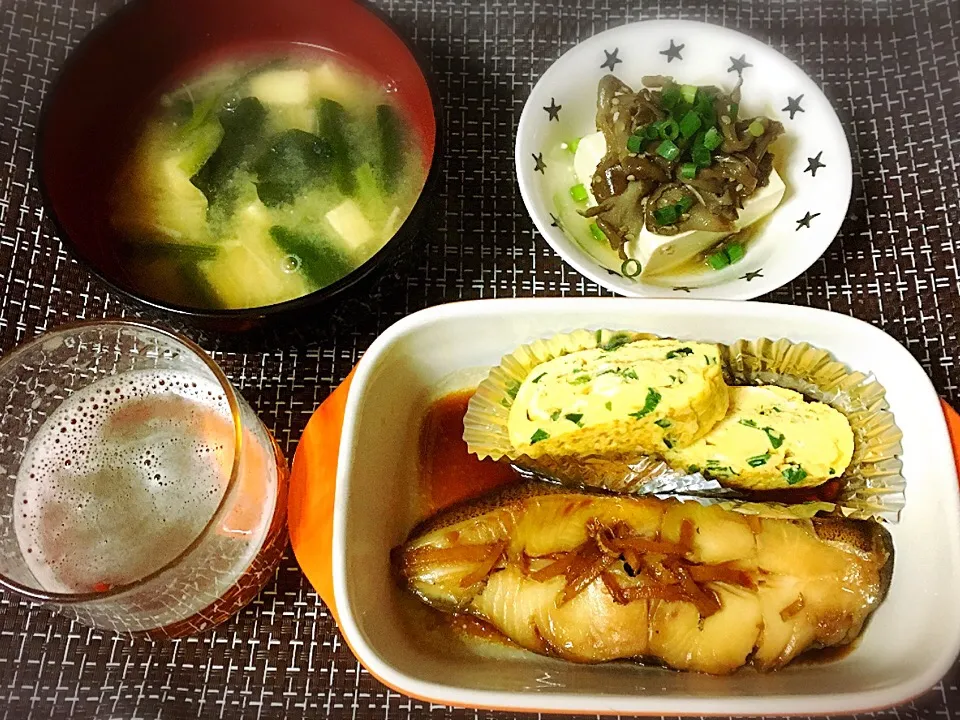 Snapdishの料理写真:カレイの煮付け、玉子焼き、冷奴まいたけトッピング、ほうれん草のみそ汁🍺|くろねこっく🐈‍⬛さん