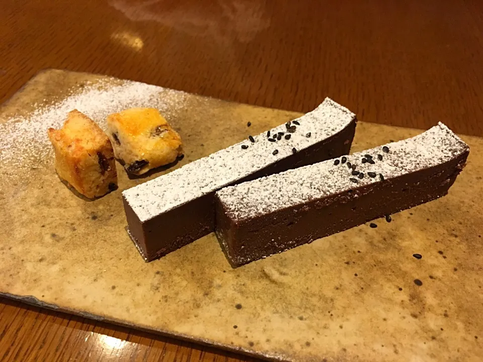 Snapdishの料理写真:マスカルポーネとチョコのケーキ（北伊菓子）
コーヒーに付く焼き菓子|こいちさん