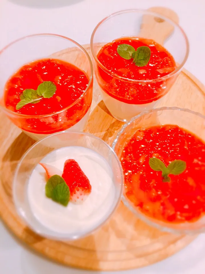 Snapdishの料理写真:🌸パンナコッタ  いちごソースがけ🍓|kazuさん