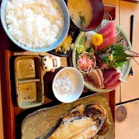 Snapdishの料理写真:オニカサゴの干物とお刺身定食|田中めぐみさん