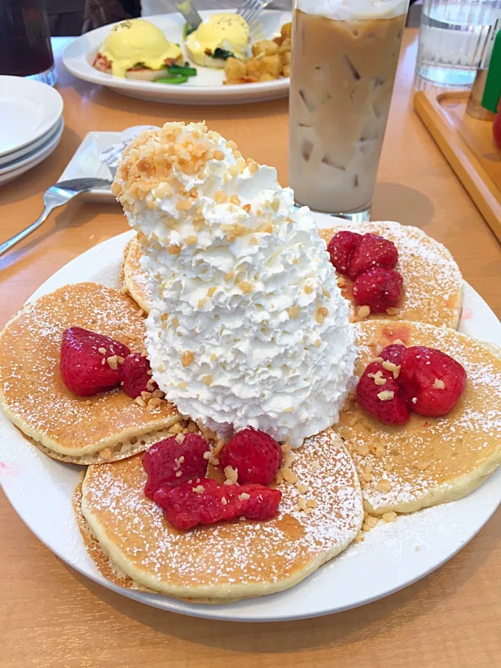 ストロベリー、ホイップクリームとマカダミアナッツ@Eggs'n Things（さいたま新都心）|Kazuya Miyukiさん