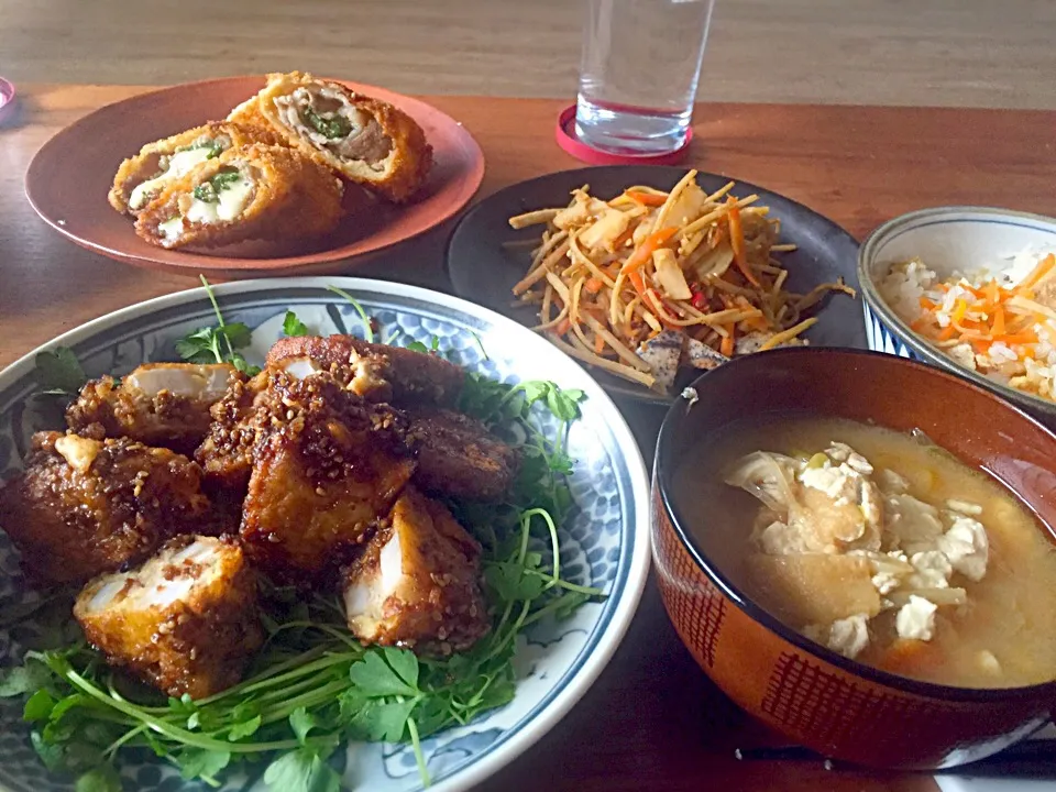 ある日の昼ごはん🍚
ニンジンの炊き込みご飯
けんちん味噌汁
蓮根軟骨ハサミ天ぷら
キンピラごぼう
豚チーズロールフライ|まこ飯😊さん