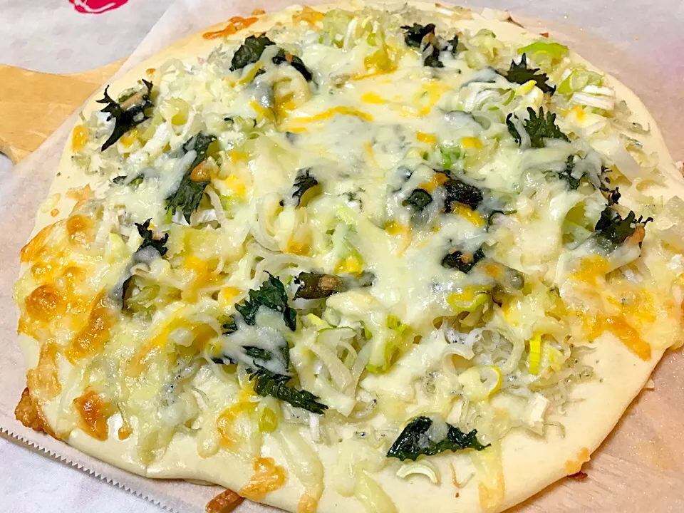 しらす、じゃがいも、ねぎ、シソのピザ🍕チーズはいろいろミックス、我が家ではブルーチーズは必須です(´∀｀=)|絹マンマさん