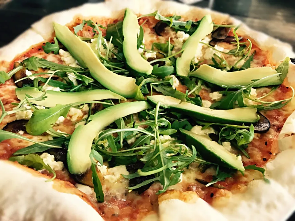 #veggiepizza #feta #fig #avocado #rocket #vegetarian @labottega|Sergio Lacuevaさん