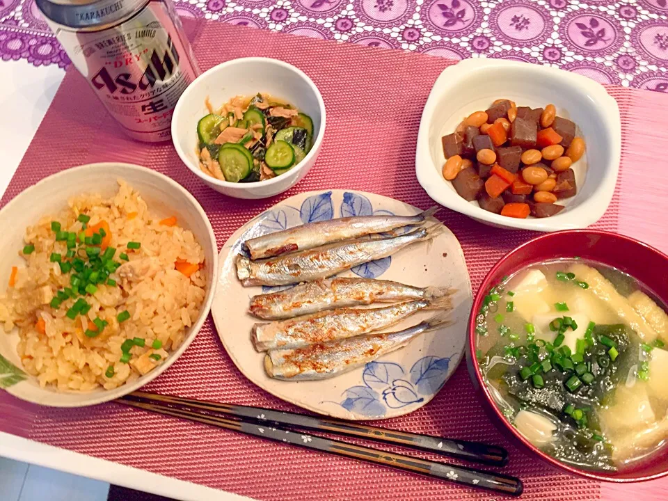 炊き込みご飯、ししゃも、大豆の煮物、味噌汁、きゅうりの酢の物|Kasumiさん