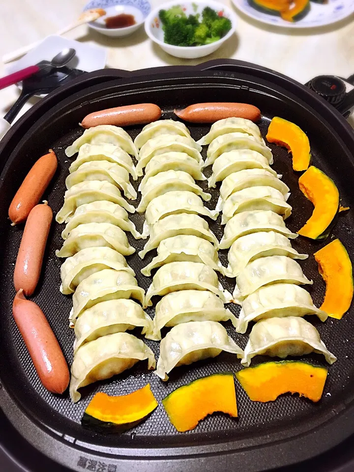 今日は、ホットプレートで餃子パーティ😆|えみさん