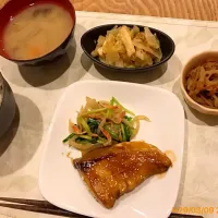 Snapdishの料理写真:ぶりの照り焼き|だいもんさん