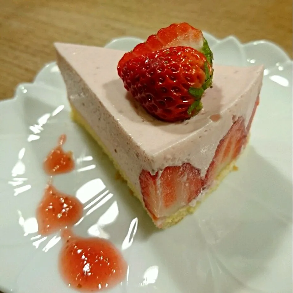 いちごのヨーグルトムースケーキ🍰 
 #ムースケーキ
 #いちごのヨーグルトムースケーキ
 #いちごのムースケーキ|arinko ariさん