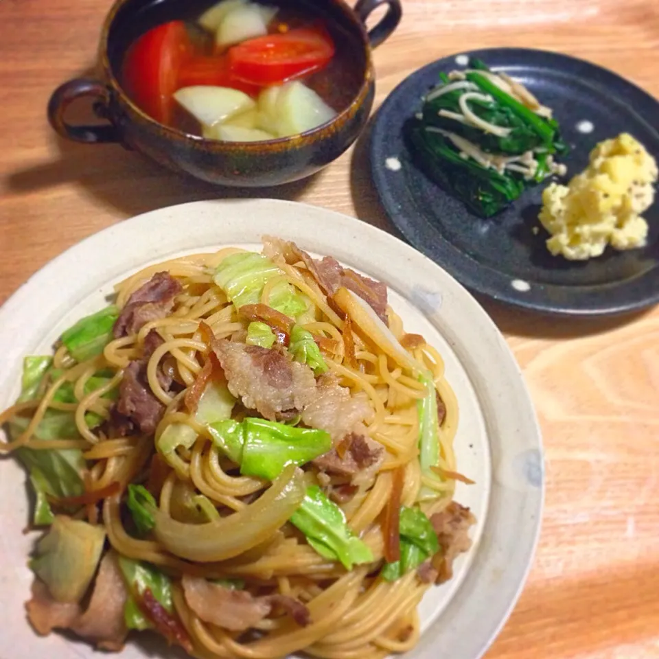 豚肉キャベツの生姜の味噌漬けパスタ／大根とトマトのスープ／ほうれん草としめじのお浸し／アイオリポテト|mogwaiさん