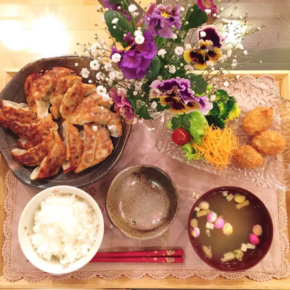 3/9❤︎娘の晩ごはん❤︎
・肉餃子焼き
・帆立フライ&グリーンサラダ
・ごはん
・お味噌汁|Makinsさん