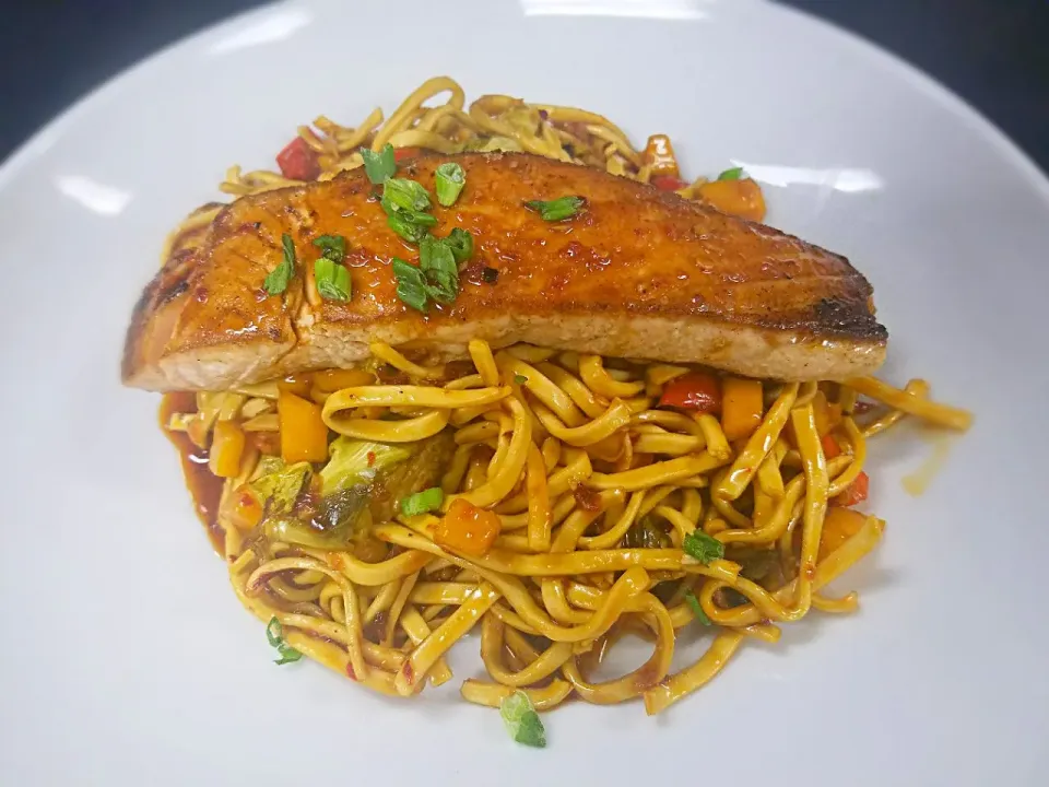 Snapdishの料理写真:a seared 8-ounce salmon on top of a Asian lo mein with assorted vegetables|Melissa Greenさん