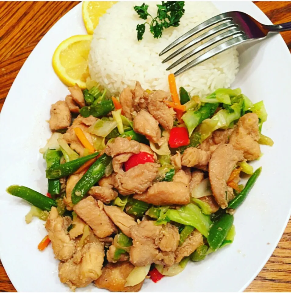 Lunch Time: 🍴Chicken with Mixed Veggies and Rice 🍚. Yum 😋|Alma's Home Kitchenさん