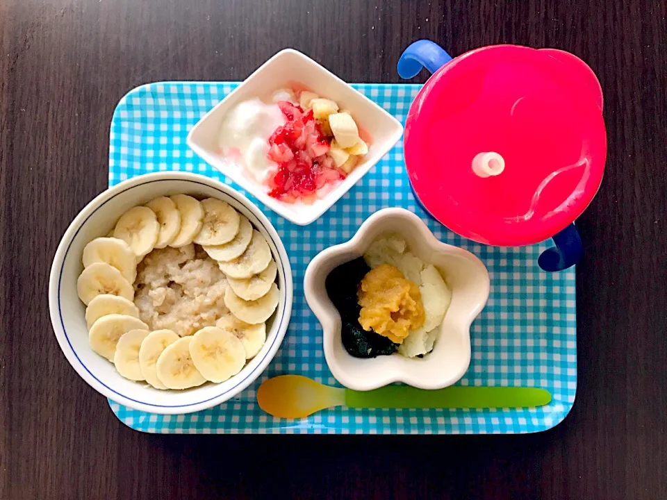 Snapdishの料理写真:3/10❁息子離乳食①DAY66
オートミール粥バナナ乗せ 
(オートミール粥 大さじ6＋バナナ半分)
ほうれん草じゃがいも 各小さじ2
BF鶏レバー🐔と緑黄色野菜 小さじ2
いちごバナナヨーグルト 大さじ3
麦茶|つんさん