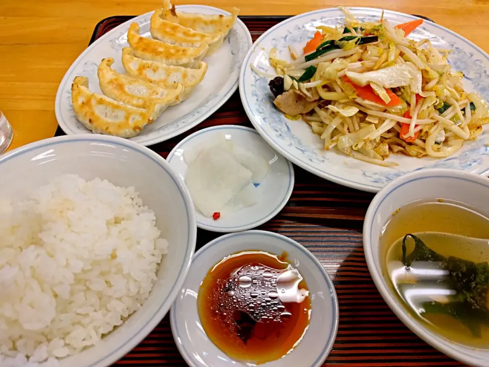 Snapdishの料理写真:野菜炒めセット ぎょうざの満州
 #ぎょうざ #餃子 #野菜炒め|sakumaさん