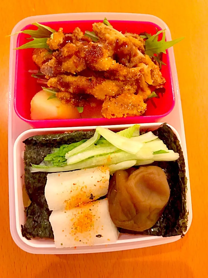 パパお弁当🍱😋  イカフライ  グリーンサラダ  梅干しのはちみつ漬け  大根の糠漬け  白菜の漬物  搾菜  林檎  焼き海苔|ch＊K*∀o(^^*)♪さん