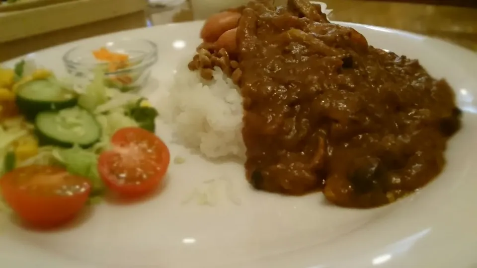 きのこと挽き肉のカレー(納豆＆粗挽きソーセージトッピング)|ボンゴさん