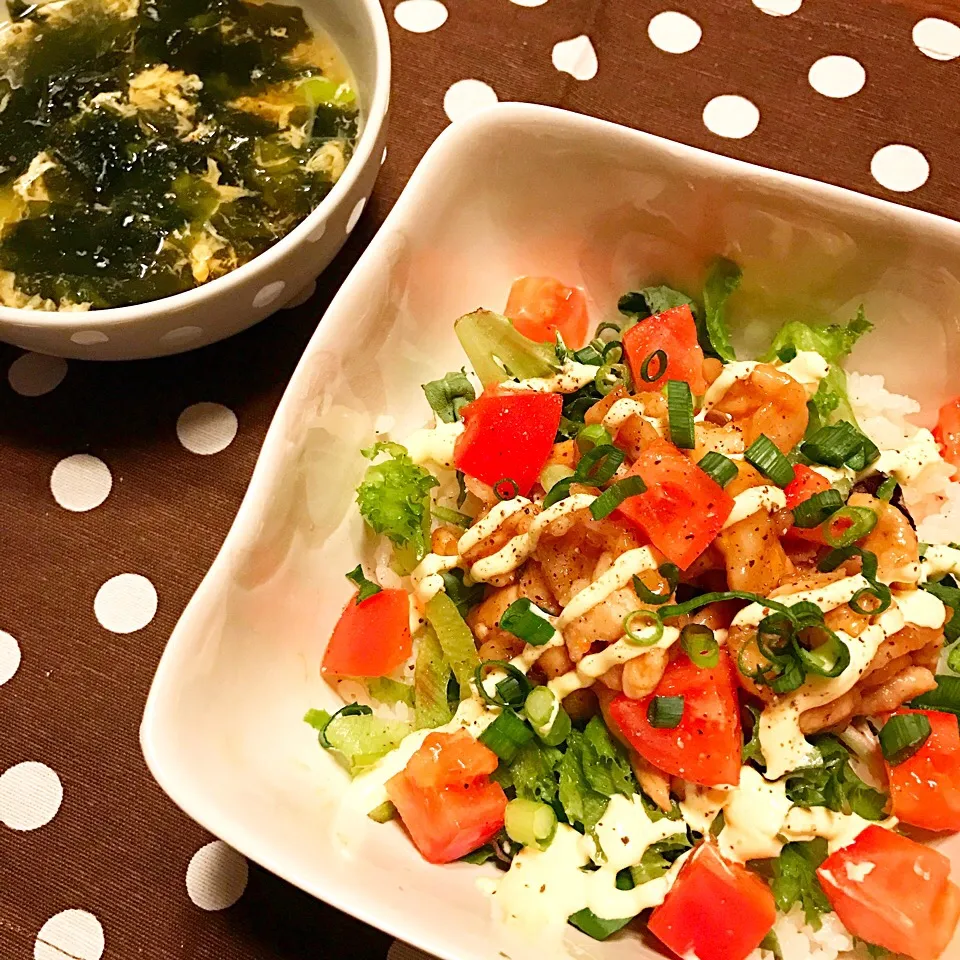 ピリ辛サラダ豚丼♡わかめスープ♡|まゆかさん