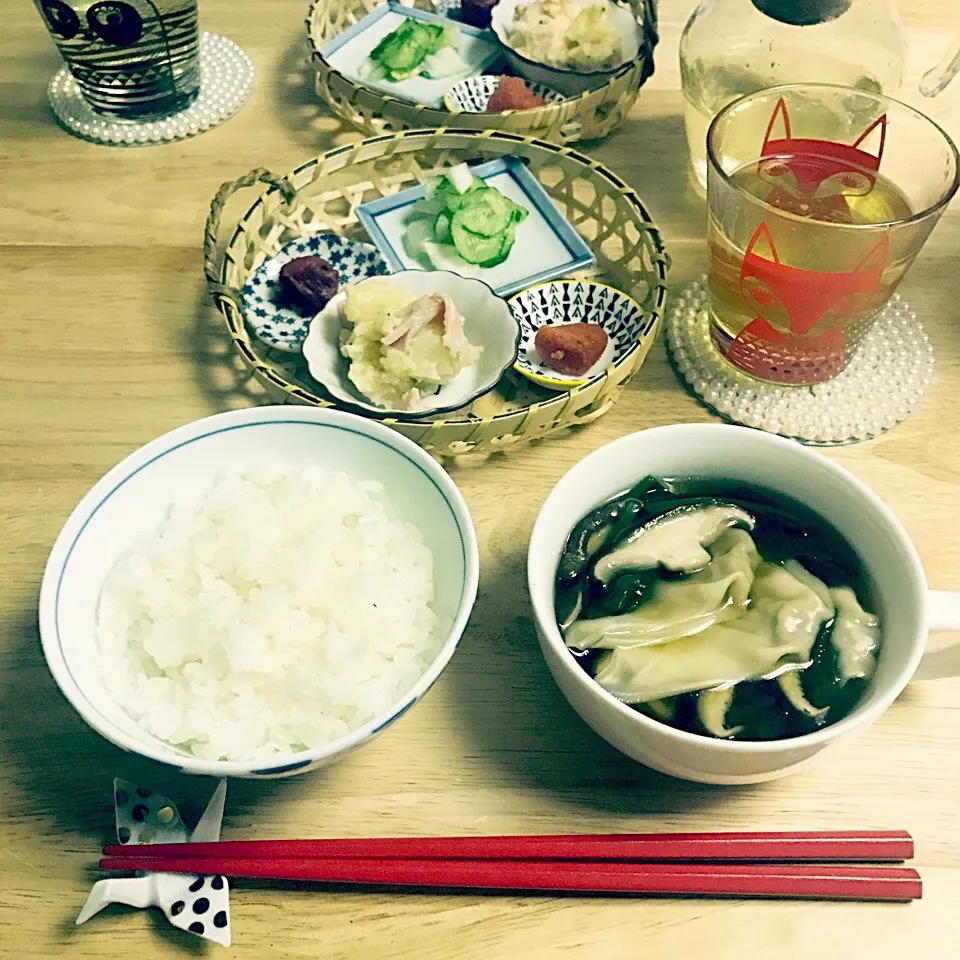 お夕飯🍚 #ワンタンスープ #ポテトサラダ #白菜と胡瓜のお漬物 #梅干 #明太子 #ごはん|とよよさん