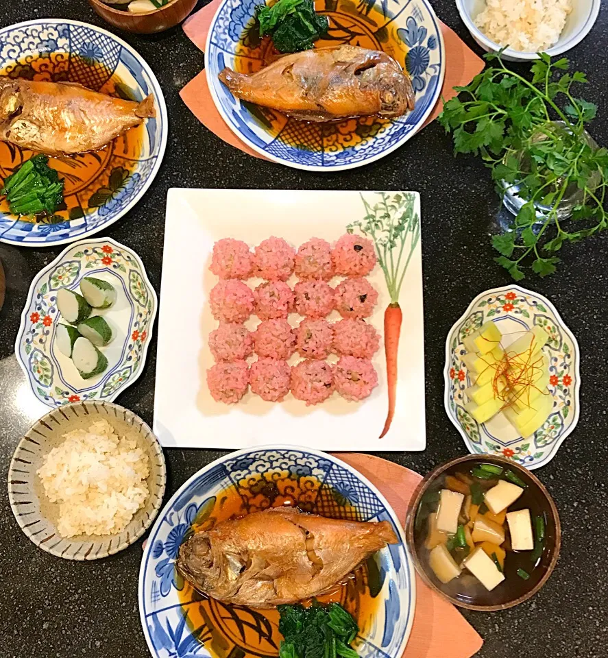 Snapdishの料理写真:小田原で金目鯛の煮付けを
買ったので、さっそく夜ご飯で。
もち米しゅうまいを作りました。|シュトママさん