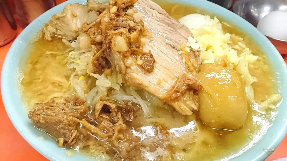 ラーメン富士丸 神谷本店 の  富士丸ラーメン―麺少な目＋生玉子(麺少な目サービス)＋ニンニク＋アブラちょい(別皿)＠王子神谷、赤羽17030|大脇さん