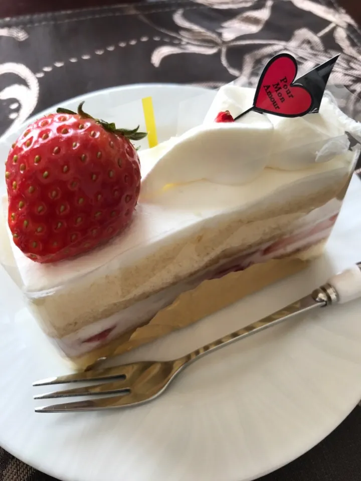 ご近所で人気ナンバーワンのケーキ屋さんのケーキ🍰
生クリームの質が違う！|けんグランマさん