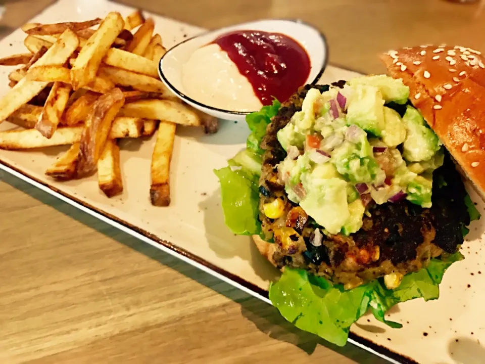 #Veggieburger #spicy #onion #corn #blackbean #chili #jalapeño #guacamole  #fries @Pulp|Sergio Lacuevaさん