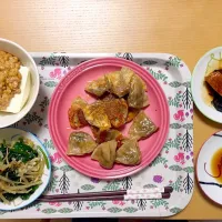 Snapdishの料理写真:点天の餃子
もやしとほうれん草のナムル
納豆やっこ
鳥の照り焼き|あちゃんみんさん