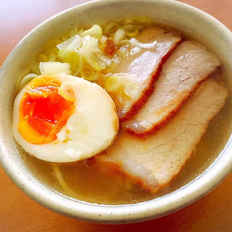 チャーシューと煮卵でミニラーメン🍜|アッツさん